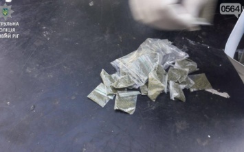 Криворожанин при виде полицейских "скинул" целый пакет марихуаны