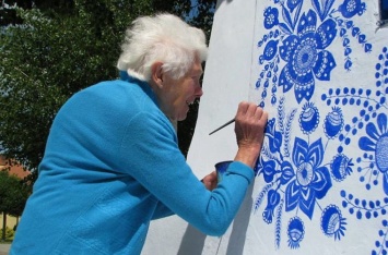 Чешская 90-летняя бабушка прославилась в Сети своими граффити