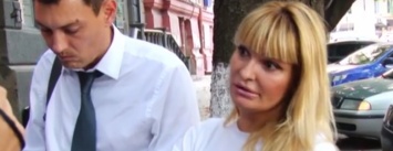 Скандальная блондинка заявила, что ее два года преследует одесский коп (ФОТО)