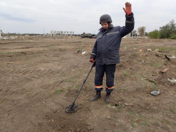 89 единиц взрывчатки: пиротехники Луганщины показали, как разминируют местность (видео)