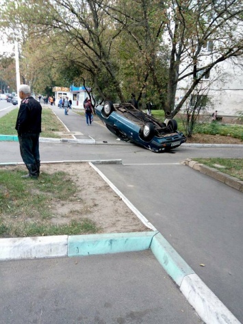 ДТП в Ильичевске: легковушка сбила женщину, вылетела на тротуар и перевернулась