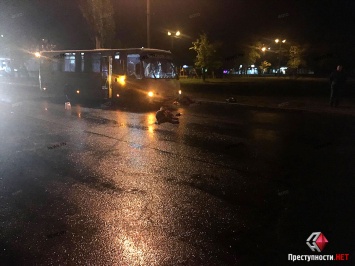 В Николаеве рейсовый автобус сбил насмерть перебегавших дорогу пешеходов