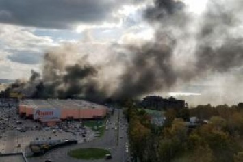 В Москве горит рынок "Синдика": пожар распространился на 1200 квадратных метров