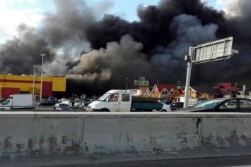 Масштабный пожар в ТЦ Москвы: на подземном паркинге взрываются авто