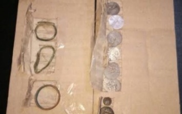 Херсонец пытался переправить в Россию старинные монеты и перстни