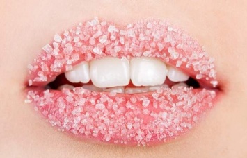 Сахарные губки: копеечное средство, которое избавит от сухости губ надолго