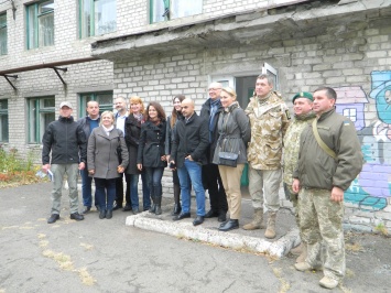 В Донбасс СОС рассказали подробности визита сенаторов в КПВВ «Майорск»