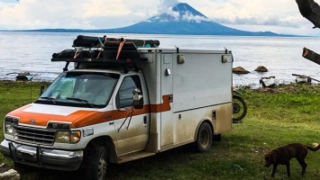 Мужчина путешествует по миру в навороченном фургоне скорой помощи