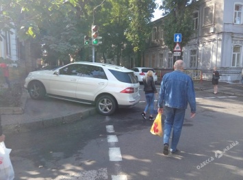 Дама на джипе продемонстрировала «чудеса» парковки в центре Одессы (фото)