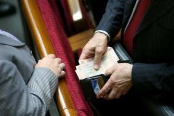 Депутаты Верховной Рады хотят повысить себе зарплаты до "министерского" уровня