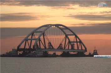 Плавопоры с автодорожной аркой Крымского моста вышли на фарватер