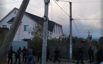 Массовые обыски в Крыму: оккупанты вломились в дома минимум 7 крымских татар (ВИДЕО)