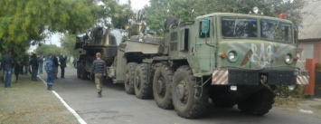 В Мариуполе военный тягач застрял на дороге (ФОТО)