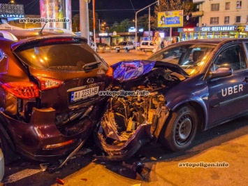 В Киеве таксист врезался в неправильно припаркованную Infiniti (Фото)