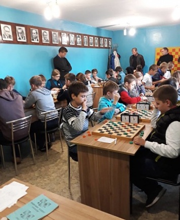 Бердянские школьники определили сильнейших в турнирах по шашкам и шахматам