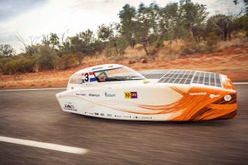 В Австралии продолжается гонка солнечных автомобилей