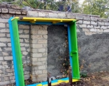 В Запорожской области малолетние вандалы разгромили детскую площадку на спор (ФОТО)