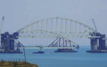 Россия начала установку второй арки моста в Крым