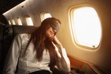 Американские ученые выяснили, что спать в самолете опасно