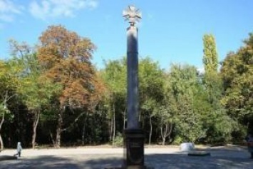 Сигнал, что пора закругляться: россияне на памятнике "героям Донбасса" изобразили эмблему ВСУ