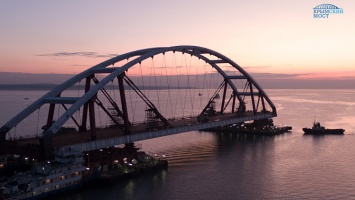 "Красивая работа": в Крыму готовятся поднять автомобильную арку моста