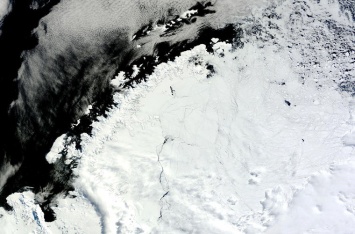 Во льдах Антарктиды открылся гигантский провал