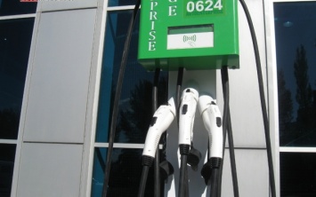 В Кривом Роге торжественно открыли две заправки для электромобилей