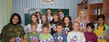 Лиговцы Славянска совместно с воспитанниками детского центра подготовили Защитникам подарки