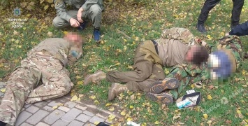 В парке Шевченко пьяные в камуфляже разгромили киоск и избили прохожую (фото, видео)