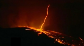 В Португалии спасатели сняли на видео редкое природное явление - огненный смерч
