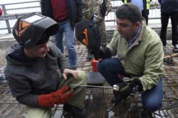 Гройсман "поработал" сварщиком на ремонте моста через Днепр в Черкассах (фото)