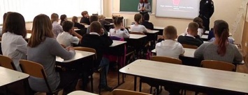 На Днепропетровщине правоохранители учат школьников противостоять буллингу (ФОТО, ВИДЕО)