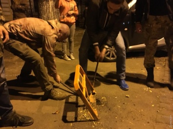 В центре Одессы активисты демонтировали 60 нелегальных юнипаркеров