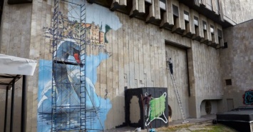 Харьковский оперный театр начали украшать граффити