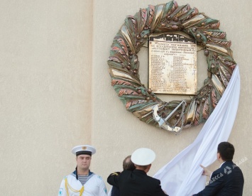 На Одесском морвокзале открыли мемориальный знак, посвященный 100-летию гибели моряков на миноносце «Лейтенант Зацаренный» (фото)