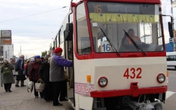 На улицах Запорожья появился трамвай в вышиванке (ФОТО)