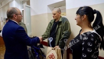 В преддверии Дня защитника Украины губернатор Одесской области посетил военный госпиталь (фото)