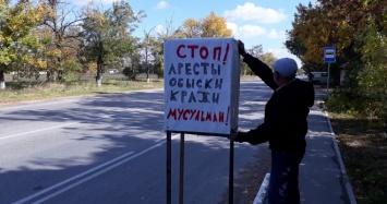 В Крыму люди вышли на пикеты в защиту задержанных крымских татар. Оккупанты задерживают пикетчиков (ВИДЕО)