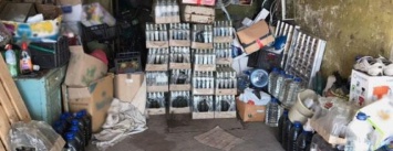 Семейный бизнес: на Днепропетровщине мужчина с сыном организовали подпольное производство алкоголя (ФОТО)
