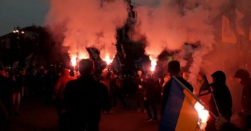 Марш ко Дню защитника: Несколько тысяч человек прошли Майданом с зажженными фаерами