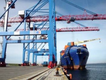 Предварительная стоимость ремонта поврежденного грузовым судном причала в порту "Южный" составит около $50 тыс