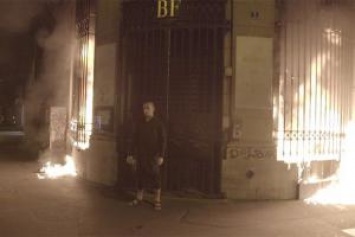 Скандальный российский художник поджег здание Банка Франции