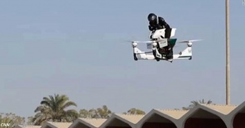 Смотрите, как полиция в Дубаи гоняет на летающих мотоциклах!