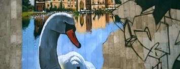 В Харькове украинские художники рисуют граффити на ХНАТОБе (ФОТО)