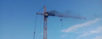 Кременчугские спасатели тушили башенный кран на большой высоте (ФОТО)