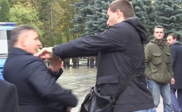 Парасюк напал на Гелетея, Лещенко его оттаскивал: видео потасовки