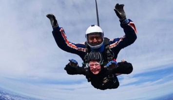 85-летняя женщина тратит пенсию на прыжки с парашютом