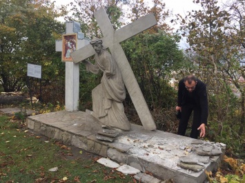 Во Львове вандалы разрушили скульптуры Крестного Пути