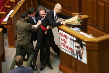 Депутат, носивший на руках Яценюка, рассказал о подбитом глазе