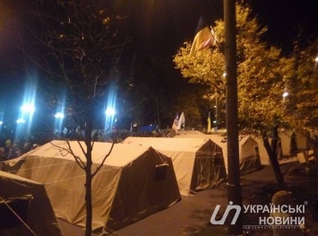 У Верховной Рады участники МихоМайдана установили уже более 60 палаток